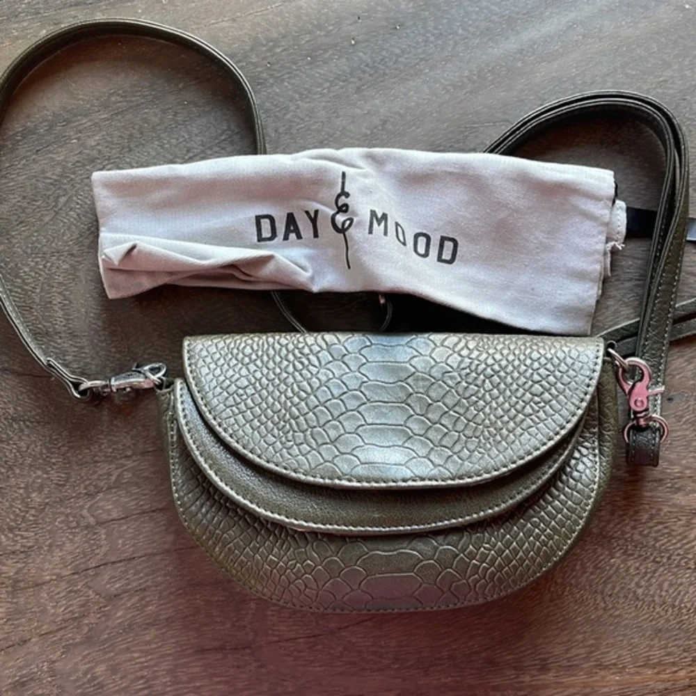 Brandi Croc Embossed Leather Crossbody Bag DAY AND MOOD